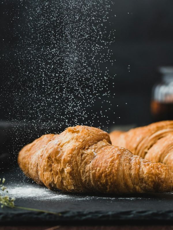 Bánh croissant mới nướng