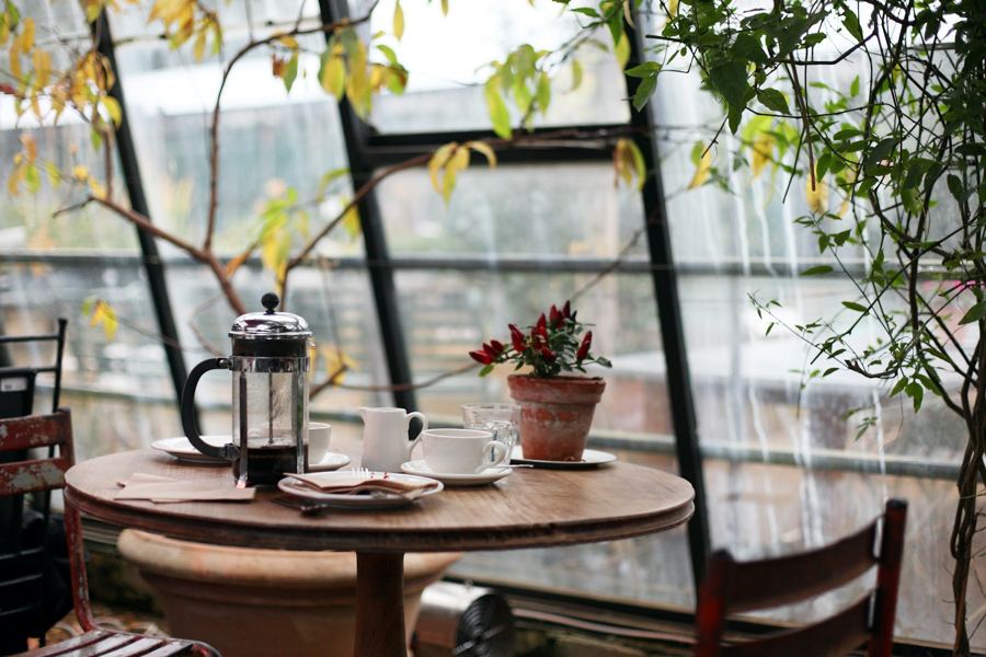 Bàn nhỏ cạnh cửa sổ