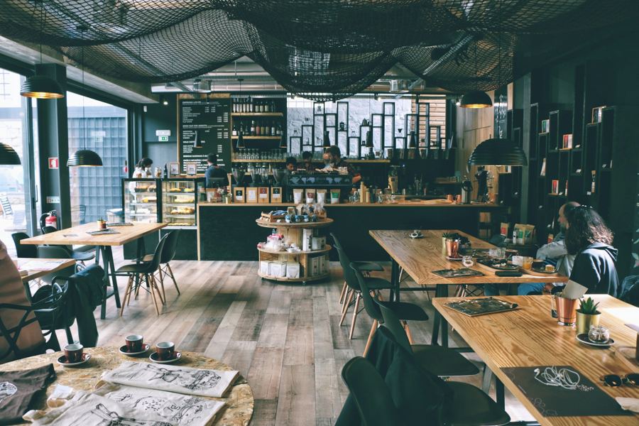 Dãy bàn gỗ cho nhóm bạn và làm việc