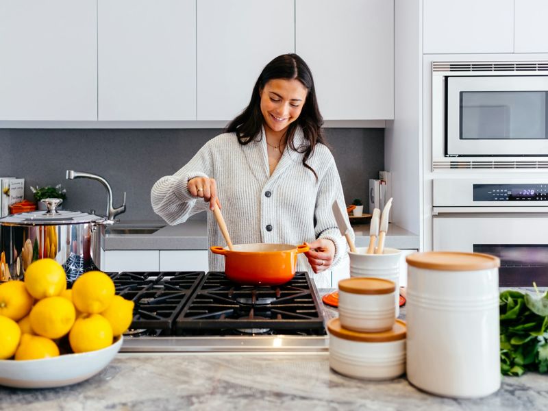 Gian bếp gia đình có tủ lạnh