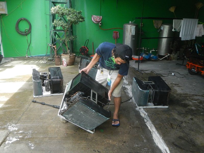 Thợ vệ sinh dàn lạnh điều hoà